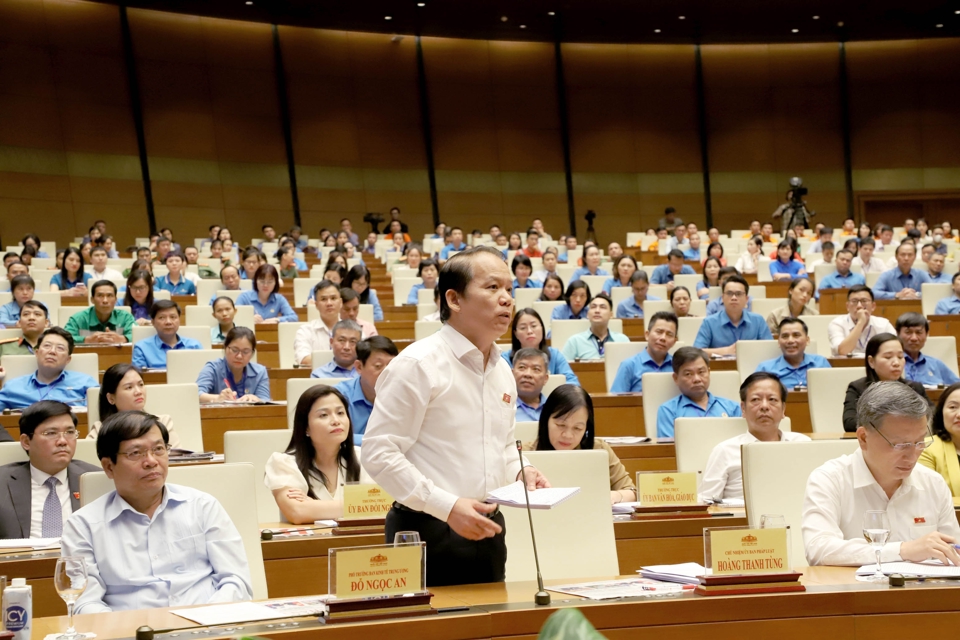 Chủ nhiệm Ủy ban Ph&aacute;p luật của Quốc hội Ho&agrave;ng Thanh T&ugrave;ng trả lời về&nbsp;ch&iacute;nh s&aacute;ch hỗ trợ ph&aacute;t triển nh&agrave; ở x&atilde; hội cho c&ocirc;ng nh&acirc;n ở khu c&ocirc;ng nghiệp