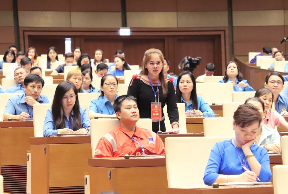 Chị H'CHUY&Ecirc;N NI&Ecirc; - c&ocirc;ng nh&acirc;n N&ocirc;ng trường cao su Cu&ocirc;r Đăng, C&ocirc;ng ty cổ phần cao su Đắk Lắk, tỉnh Đắk Lắk n&ecirc;u kiến nghị về tiền lương cho người lao động