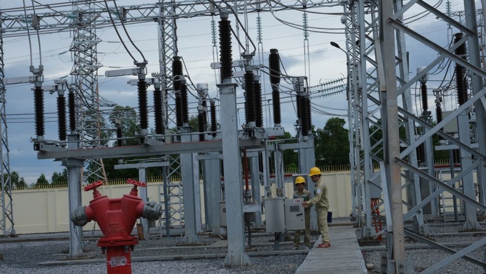 C&ocirc;ng nh&acirc;n truyền tải điện Đ&ocirc;ng Bắc 1 kiểm tra đảm bảo cung ứng điện. Ảnh: Khắc Ki&ecirc;n