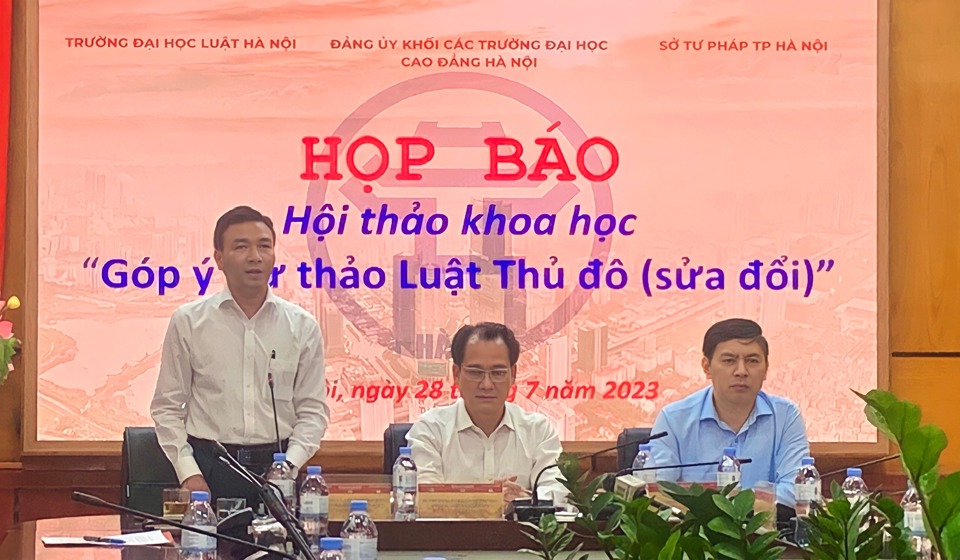 TS Chu Mạnh H&ugrave;ng - B&iacute; thư Đảng ủy, Chủ Hội đồng trường Đại học Luật H&agrave; Nội trả lời tại họp b&aacute;o