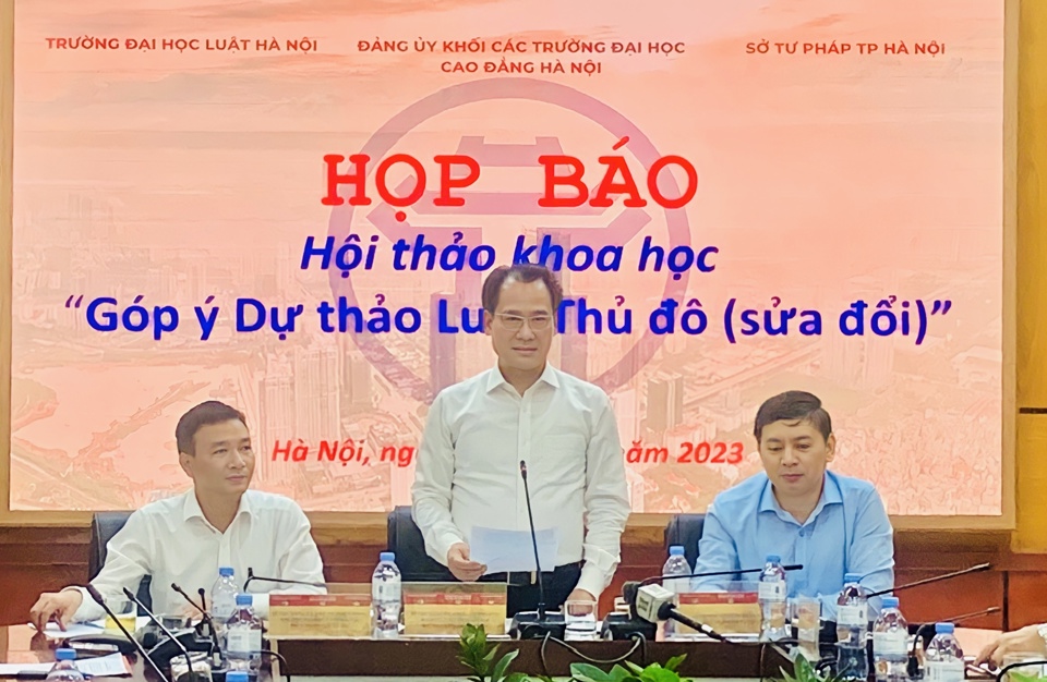 B&iacute; thư Đảng ủy Khối c&aacute;c trường Đại học, Cao đẳng H&agrave; Nội Nguyễn Thanh Sơn trao đổi tại cuộc họp b&aacute;o