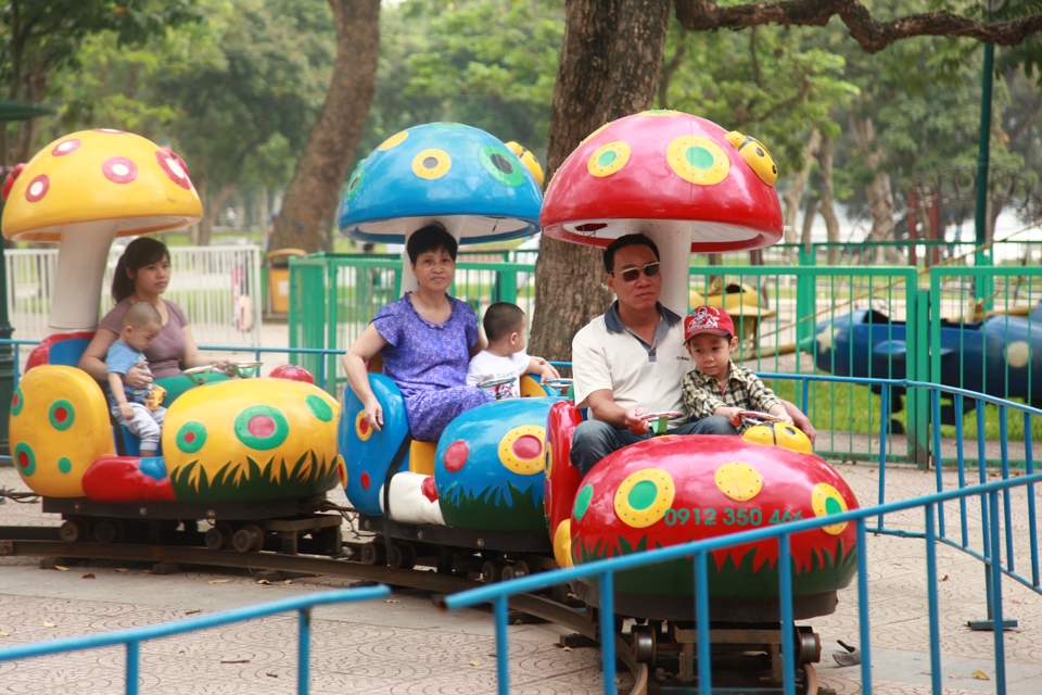 Người dân vui chơitại Công viênThống Nhất, Hà Nội. Ảnh: Phạm Hùng