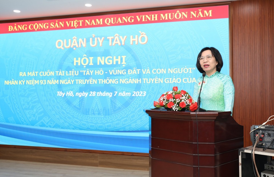 B&iacute; thư Quận ủy, Chủ tịch HĐND quận T&acirc;y Hồ L&ecirc; Thị Thu Hằng ph&aacute;t biểu tại hội nghị.