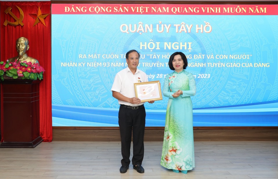 B&iacute; thư Quận uỷ, Chủ tịch HĐND quận T&acirc;y Hồ L&ecirc; Thị Thu Hằng trao Kỷ niệm chương v&igrave; sự nghiệp Tuy&ecirc;n gi&aacute;o cho&nbsp; &ocirc;ng Nguyễn Ho&agrave;i Long.