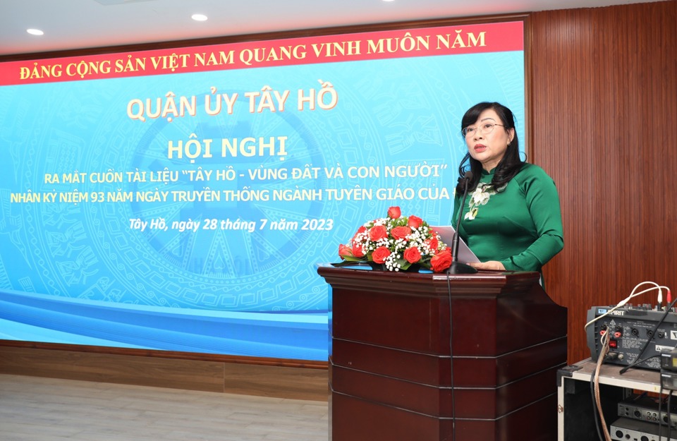 Trưởng ban Tuy&ecirc;n Quận ủy T&acirc;y Hồ Trần Thị Thu Hường ph&aacute;t biểu tại hội nghị.