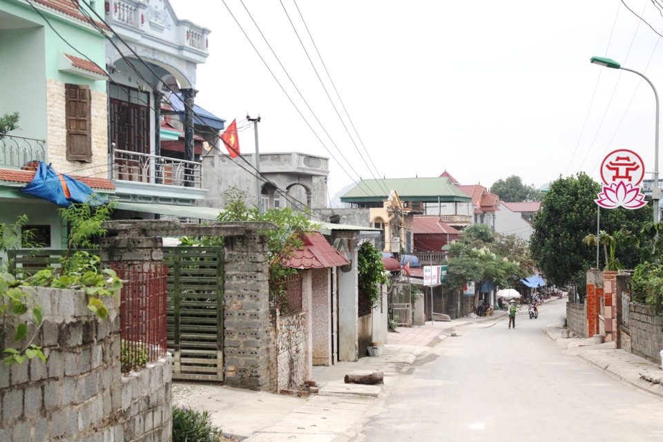 Hiện nay, H&agrave; Nội đang phấn đấu đưa 3 huyện c&ograve;n lại về đ&iacute;ch n&ocirc;ng th&ocirc;n mới trong năm 2023. Đồng thời, chỉ đạo 5 huyện (Đ&ocirc;ng Anh, Gia L&acirc;m, Thanh Tr&igrave;, Ho&agrave;i Đức, Đan Phượng) ho&agrave;n th&agrave;nh nhiệm vụ x&acirc;y dựng n&ocirc;ng th&ocirc;n mới n&acirc;ng cao trước khi l&ecirc;n quận. Ảnh: Một khu d&acirc;n cư tại x&atilde; An Ph&uacute; (huyện Mỹ Đức).