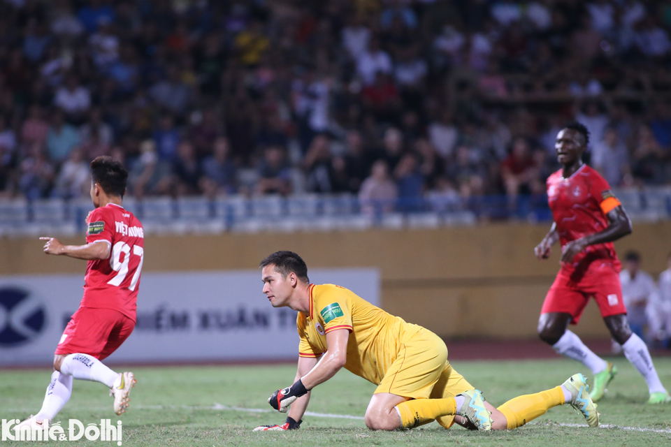 Quang Hải thi đấu mờ nhạt, CAHN mất ngôi đầu bảng vào tay Hà Nội FC - Ảnh 2