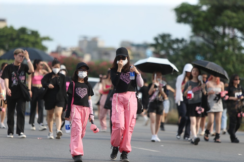 Giới trẻ đổ xô về sân Mỹ Đình đợi concert của Black Pink - Ảnh 4
