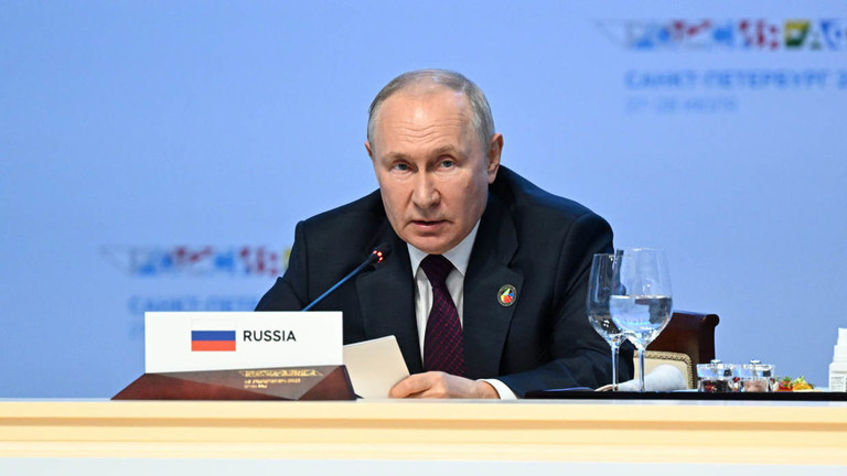 Tổng thống Vladimir Putin ph&aacute;t biểu tại Hội nghị thượng đỉnh Nga &ndash; Ch&acirc;u Phi ở St. Petersburg h&ocirc;m 28/7. Ảnh: RT