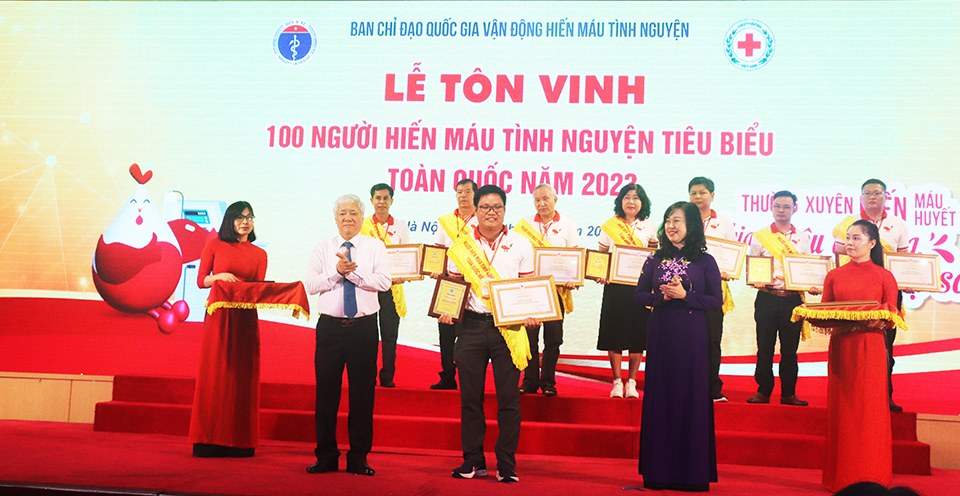 Chủ tịch Uỷ ban Trung ương MTTQ Việt Nam Đỗ Văn Chiến và B&ocirc;̣ trưởng B&ocirc;̣ Y t&ecirc;́ Đào H&ocirc;̀ng Lan trao Bằng khen cho gương hi&ecirc;́n máu ti&ecirc;u bi&ecirc;̉u.