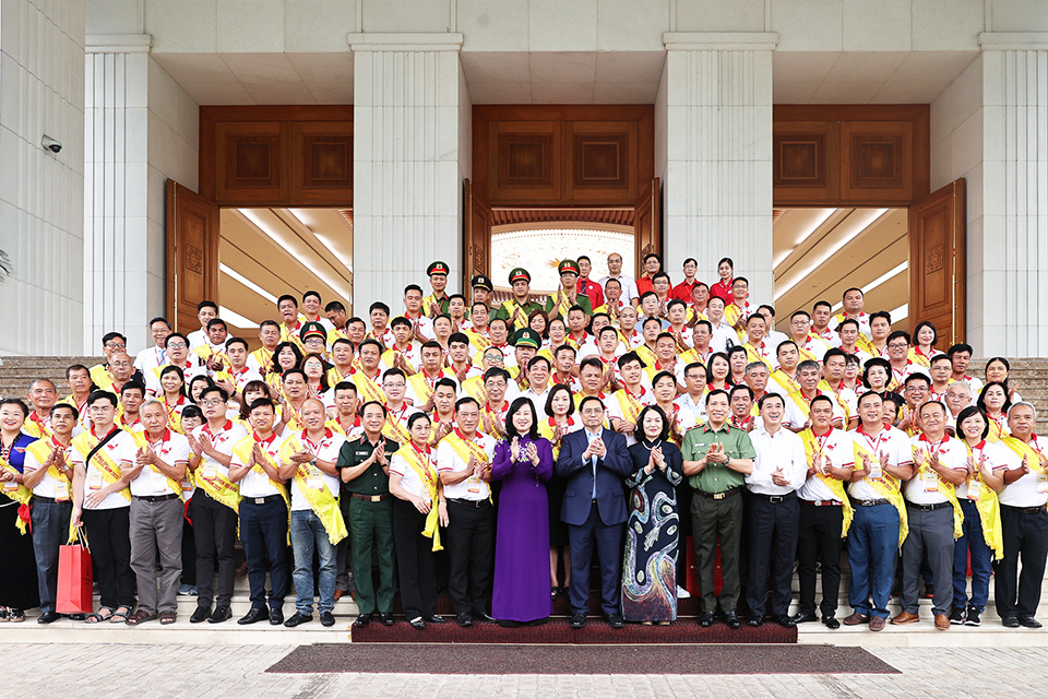 Thủ tướng Phạm Minh Ch&iacute;nh, Bộ trưởng Bộ Y tế Đ&agrave;o Hồng Lan chụp ảnh lưu niệm c&ugrave;ng 100 đại biểu l&agrave; người hiến m&aacute;u t&igrave;nh nguyện ti&ecirc;u biểu to&agrave;n quốc năm 2023. Ảnh: VGP/Nhật Bắc