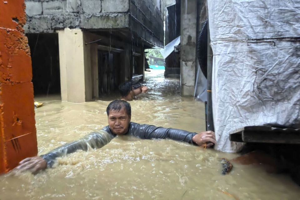 Si&ecirc;u b&atilde;o Doksuri cũng khiến &iacute;t nhất 26 người ở Philippines thiệt mạng v&agrave; g&acirc;y lũ lụt nghi&ecirc;m trọng tại miền bắc nước n&agrave;y. Ảnh AP