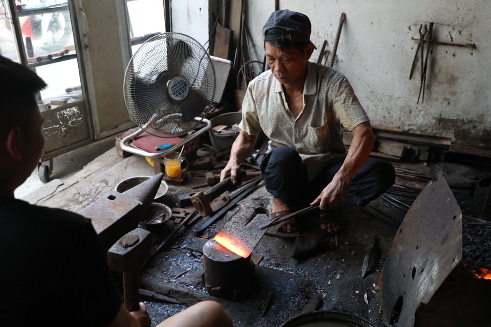 "L&atilde;o thợ r&egrave;n" Ho&agrave;ng Văn Cung vẫn miệt m&agrave;i với nghề d&ugrave; đ&atilde; đến tuổi nghỉ hưu.