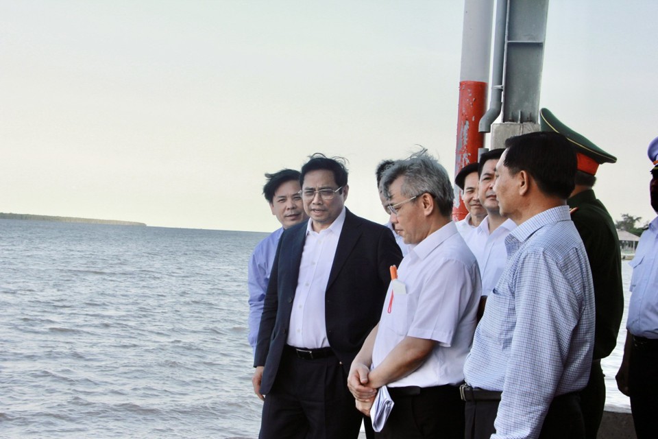 Thủ tướng Phạm Minh Ch&iacute;nh khảo s&aacute;t vị tr&iacute; dự kiến x&acirc;y cảng v&agrave;o ng&agrave;y 30/4/2022.