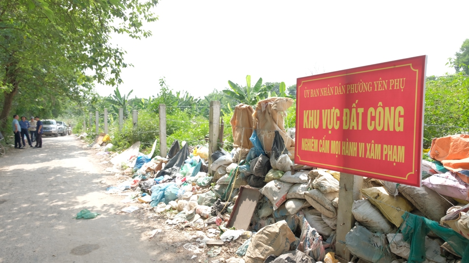 Biển th&ocirc;ng b&aacute;o khu vực đất c&ocirc;ng do ch&iacute;nh quyền phường quản l&yacute;.