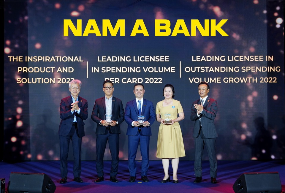 Đại diện Nam A Bank vinh dự nhận c&aacute;c giải thưởng từ JCB