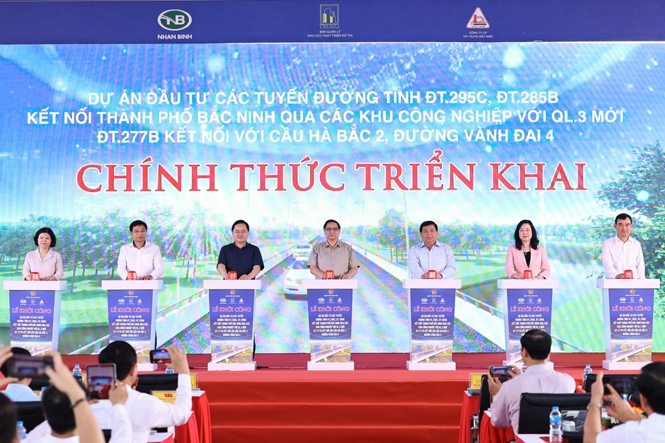 Thủ tướng Chính phủ Phạm Minh Chính cùng các đại biểu bấm nút khởi công dự án. Ảnh: Nhật Bắc