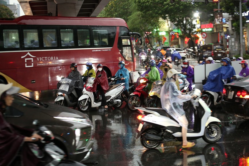 Hà Nội: Mưa lớn nhiều giờ đồng hồ, đường phố “tê liệt” - Ảnh 15
