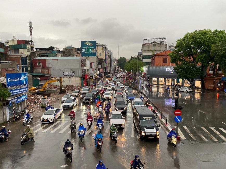 Hà Nội: Mưa lớn nhiều giờ đồng hồ, đường phố “tê liệt” - Ảnh 8