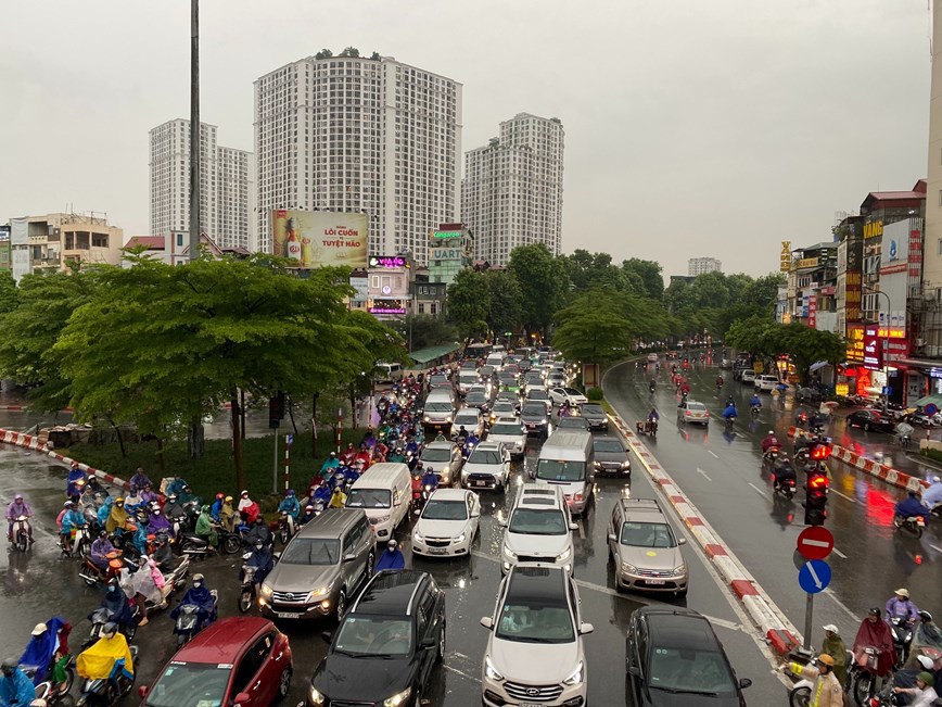 Hà Nội: Mưa lớn nhiều giờ đồng hồ, đường phố “tê liệt” - Ảnh 4