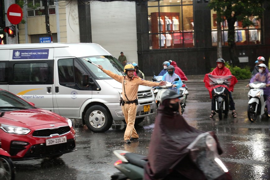 Hà Nội: Mưa lớn nhiều giờ đồng hồ, đường phố “tê liệt” - Ảnh 5