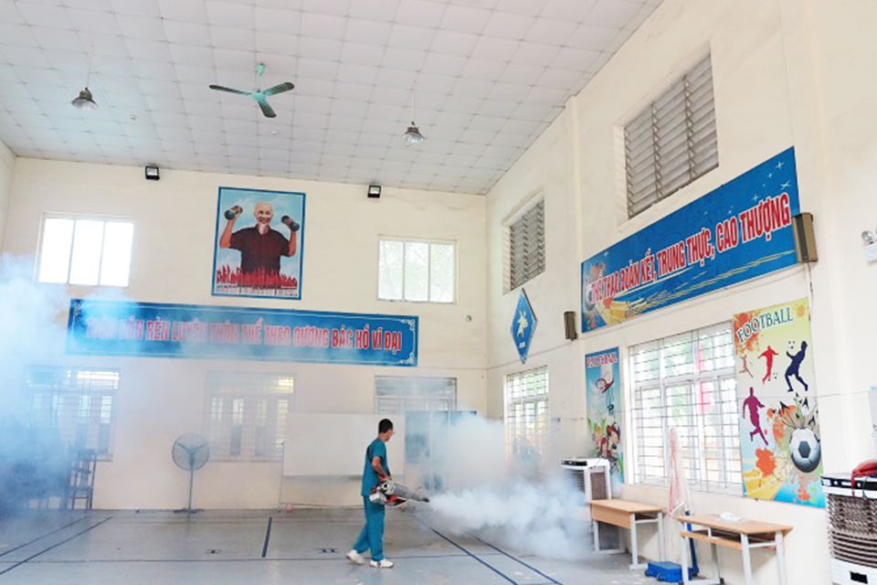 Phun thuốc diệt muỗi sốt xuất huyết tại trường Tiểu học Vĩnh Tuy, qu&acirc;̣n Hai Bà Trưng, Hà N&ocirc;̣i.