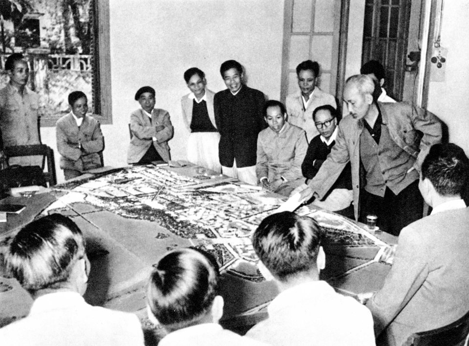 Chủ tịch Hồ Ch&iacute; Minh xem m&ocirc; h&igrave;nh Quy hoạch x&acirc;y dựng Thủ đ&ocirc; H&agrave; Nội (16/11/1959). Ảnh tư liệu