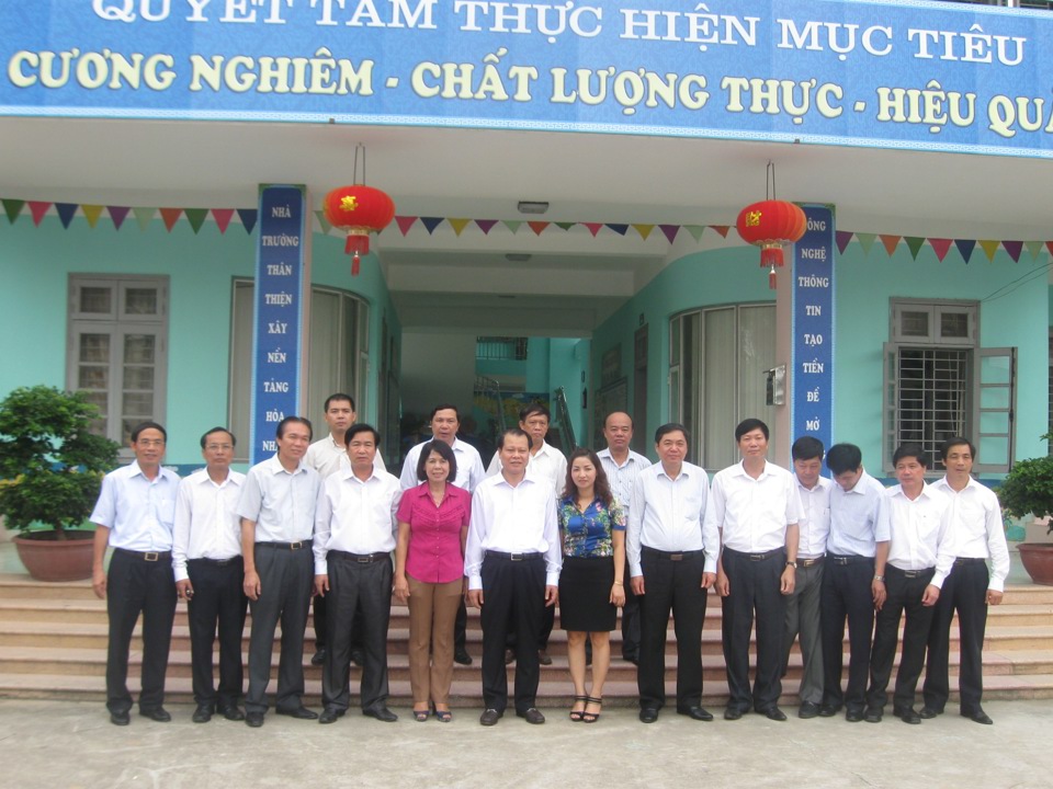 Nguyên Phó Thủ tướng Chính phủ Vũ Văn Ninh kiểm tra chương trình xây dựng nông thôn mới tại huyện Đan Phượng năm 2013.