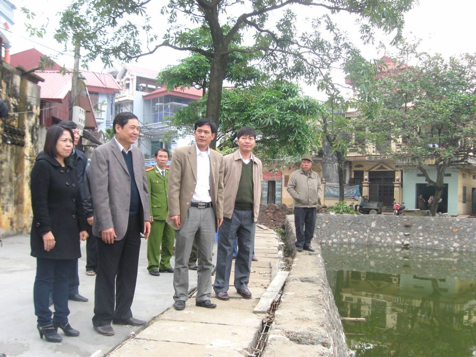 Nguyên Phó Bí thư Thường trực Thành ủy Hà Nội Nguyễn Công Soái kiểm tra việc triển khai chương trình xây dựng nông thôn mới tại xã Tân Hội, huyện Đan Phượng, tháng 4/2012.