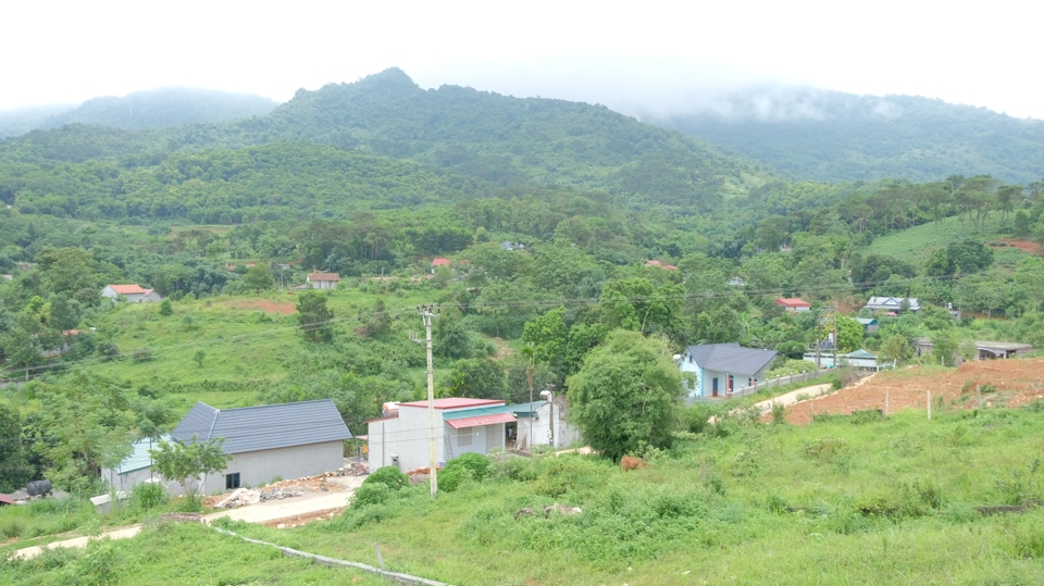 Những ng&ocirc;i nh&agrave; của đồng b&agrave;o d&acirc;n tộc Dao ở x&atilde; Ba V&igrave; (huyện Ba V&igrave;) nằm kế b&ecirc;n sườn n&uacute;i. Ảnh L&acirc;m Nguyễn