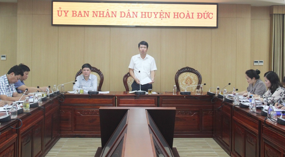 Chủ tịch UBND huyện Ho&agrave;i Đức Nguyễn Ho&agrave;ng Trường ph&aacute;t biểu tại hội nghị chiều 1/8