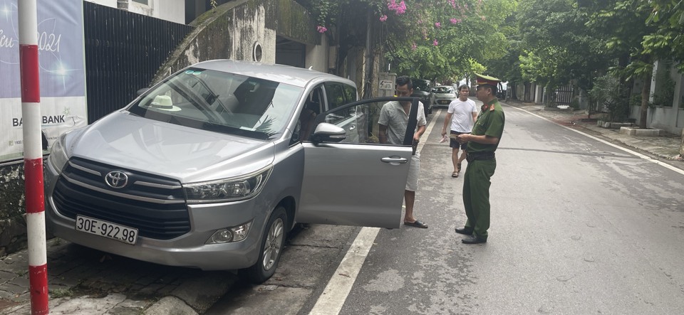 C&ocirc;ng an phường Thụy Khu&ecirc; kiểm tra, xử l&yacute; một trường hợp dừng đỗ phương tiện sai quy định.