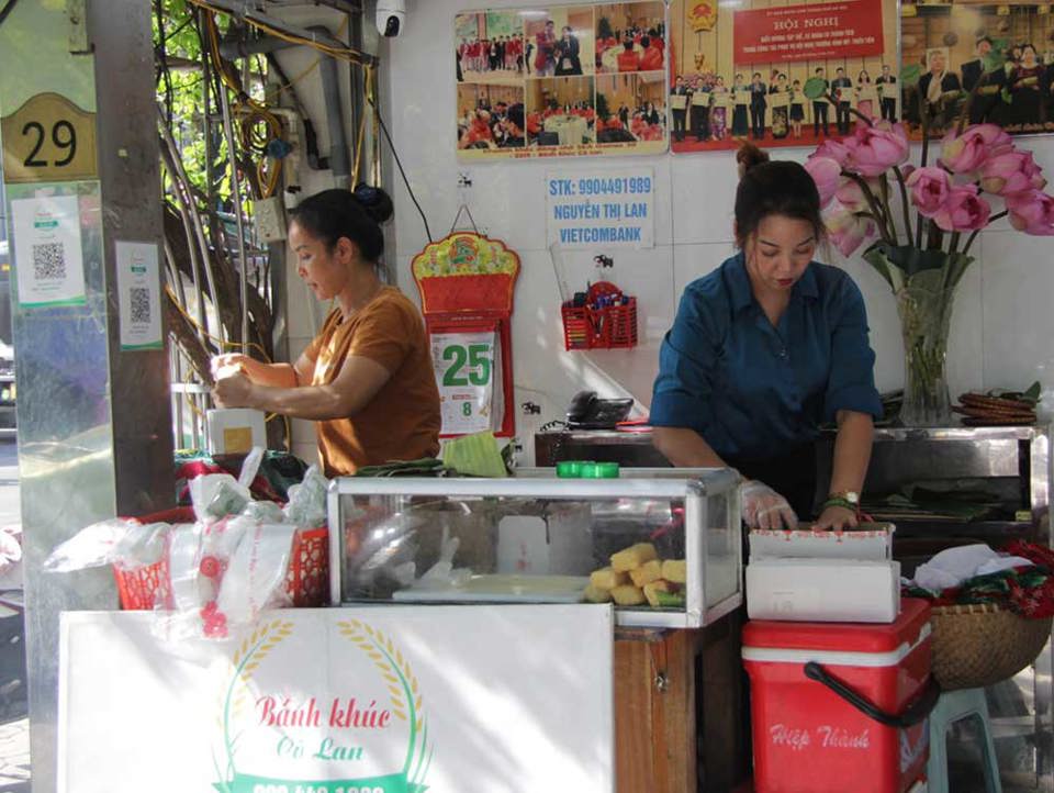 Cửa h&agrave;ng b&aacute;nh kh&uacute;c của b&agrave; Nguyễn Thị Lan.