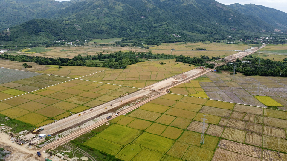 Cao tốc V&acirc;n Phong - Nha Trang gặp kh&oacute; v&igrave; c&ocirc;ng t&aacute;c GPMB. Ảnh: Trung Nh&acirc;n.