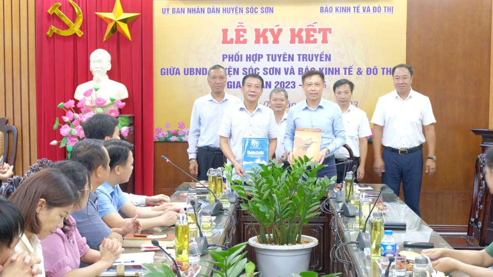 Đại diện l&atilde;nh đạo B&aacute;o Kinh tế &amp; Đ&ocirc; thị v&agrave; huyện S&oacute;c Sơn k&yacute; kết chương tr&igrave;nh phối hợp tuy&ecirc;n truyền giai đoạn 2023 - 2025.