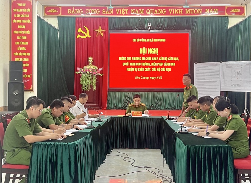 C&ocirc;ng an x&atilde; Kim Chung trong buổi diễn tập s&aacute;ng 2/8.