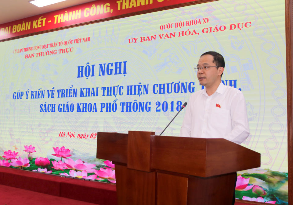 PGS.TS Vũ Trọng Rỹ - Ph&oacute; Chủ tịch Hội Khoa học t&acirc;m l&yacute; gi&aacute;o dục Việt Nam kiến nghị ''kh&ocirc;ng n&ecirc;n chỉ v&igrave; kh&oacute; khăn trong kh&acirc;u quản l&yacute; v&agrave; tổ chức dạy học m&agrave; kh&ocirc;ng ch&uacute; &yacute; tới những người trực tiếp sử dụng s&aacute;ch gi&aacute;o khoa''