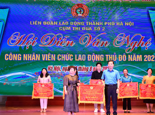 Ph&oacute; Chủ tịch Li&ecirc;n đo&agrave;n lao động TP H&agrave; Nội trao giải Nhất cho Li&ecirc;n đo&agrave;n lao động quận T&acirc;y Hồ