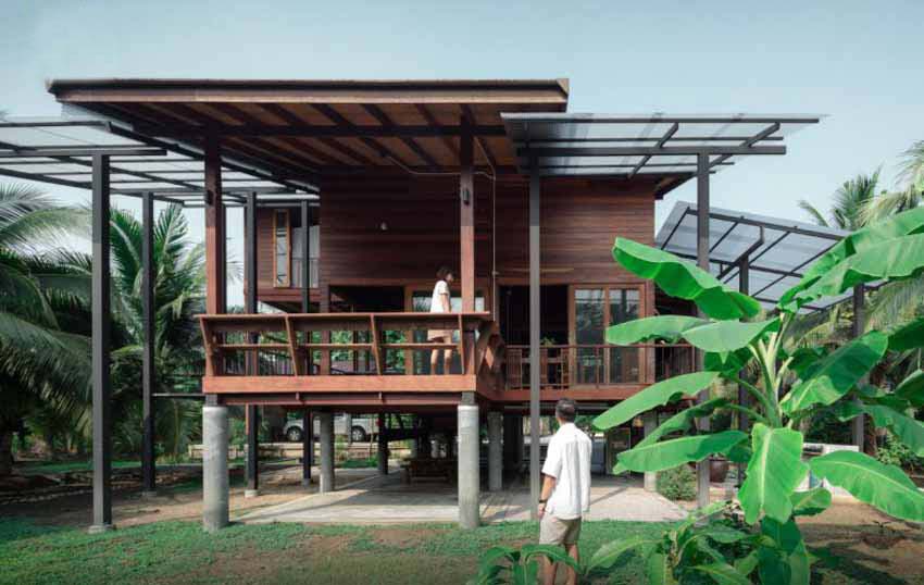 Ngôi nhà sàn gỗ nằm giữa vườn dừa xanh mát bất chấp thời tiết - Ảnh 5