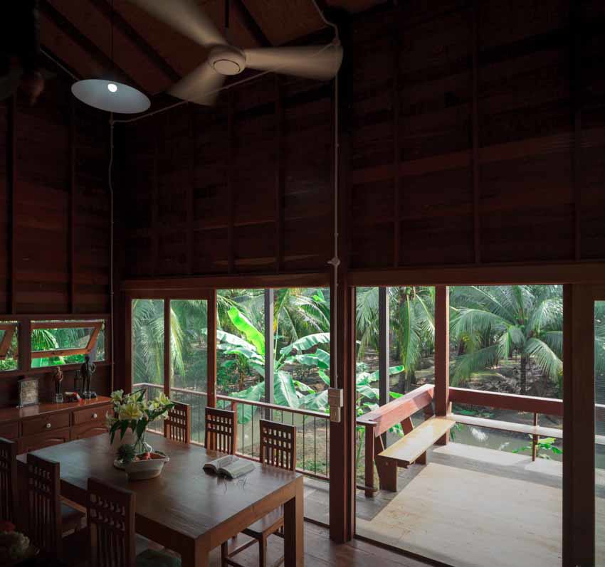 Ngôi nhà sàn gỗ nằm giữa vườn dừa xanh mát bất chấp thời tiết - Ảnh 12