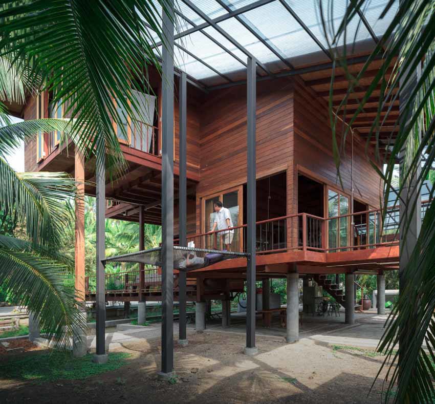 Ngôi nhà sàn gỗ nằm giữa vườn dừa xanh mát bất chấp thời tiết - Ảnh 11