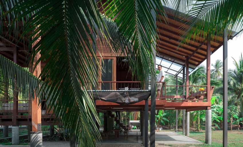 Ngôi nhà sàn gỗ nằm giữa vườn dừa xanh mát bất chấp thời tiết - Ảnh 2