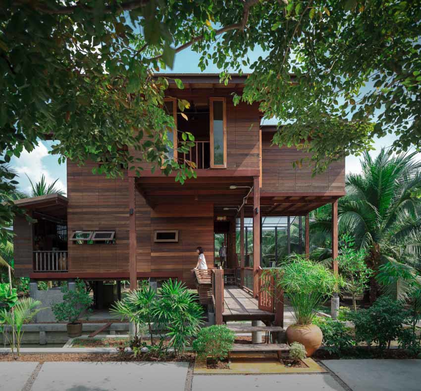 Ngôi nhà sàn gỗ nằm giữa vườn dừa xanh mát bất chấp thời tiết - Ảnh 3
