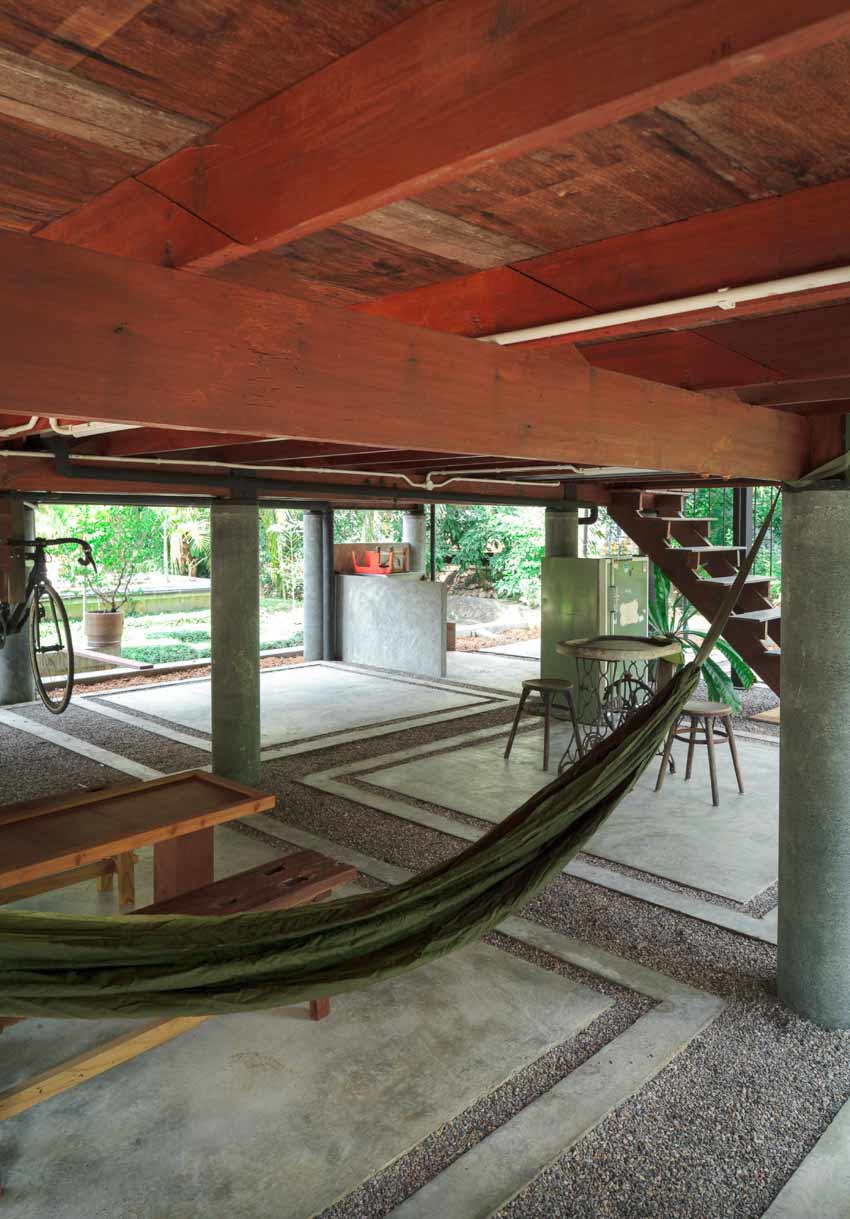 Ngôi nhà sàn gỗ nằm giữa vườn dừa xanh mát bất chấp thời tiết - Ảnh 1