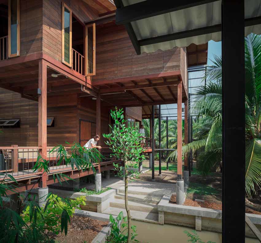Ngôi nhà sàn gỗ nằm giữa vườn dừa xanh mát bất chấp thời tiết - Ảnh 10