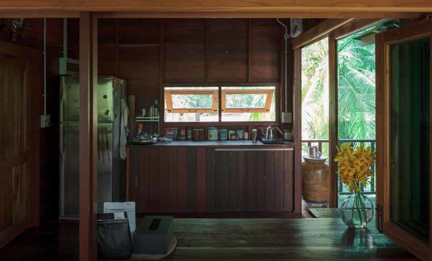 Ngôi nhà sàn gỗ nằm giữa vườn dừa xanh mát bất chấp thời tiết - Ảnh 9