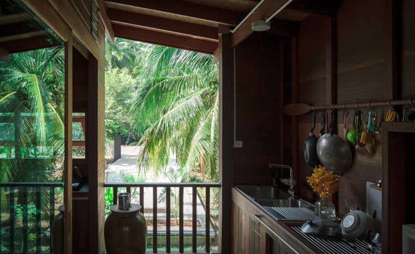 Ngôi nhà sàn gỗ nằm giữa vườn dừa xanh mát bất chấp thời tiết - Ảnh 8