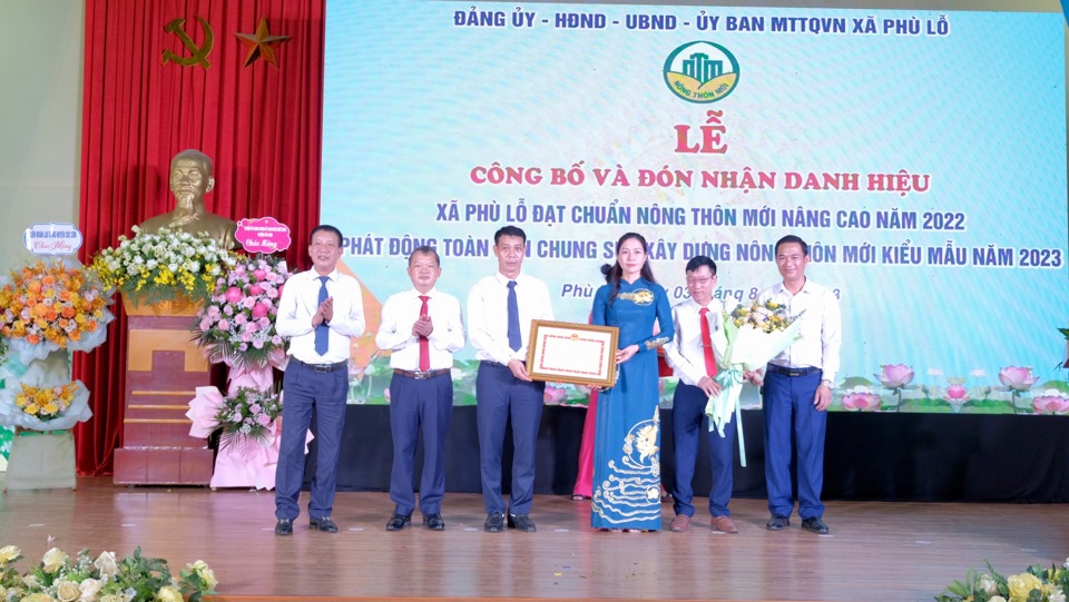 L&atilde;nh đạo huyện S&oacute;c Sơn trao bằng c&ocirc;ng nhận x&atilde; đạt chuẩn n&ocirc;ng th&ocirc;n mới n&acirc;ng cao cho đại diện x&atilde; Ph&ugrave; Lỗ.