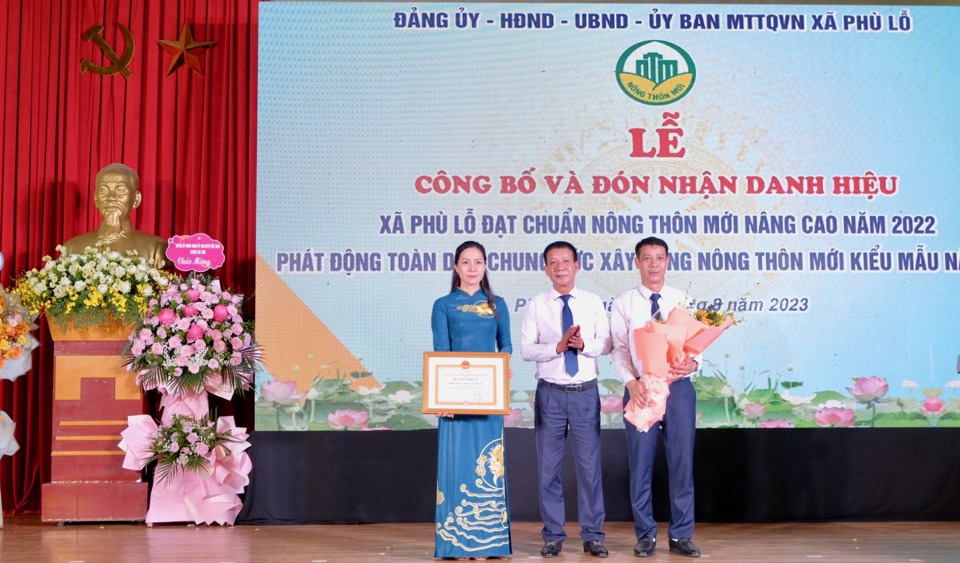 Chủ tịch UBND huyện S&oacute;c Sơn Phạm Văn Minh trao tặng Bằng khen của UBND TP H&agrave; Nội cho đại diện l&atilde;nh đạo v&agrave; nh&acirc;n d&acirc;n x&atilde; Ph&ugrave; Lỗ.