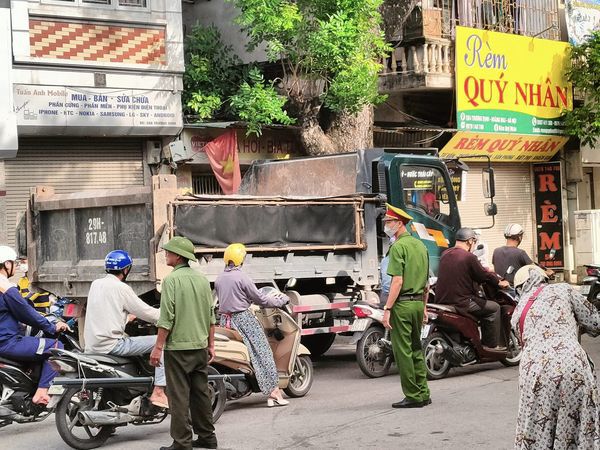 Người d&acirc;n phường T&acirc;n Mai t&iacute;ch cực tham gia phong tr&agrave;o To&agrave;n d&acirc;n bảo vệ ANTQ. Ảnh: AT